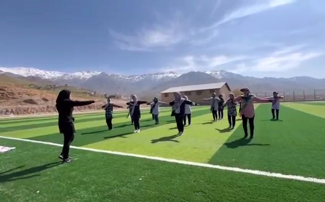 برگزاری ورزش صبحگاهی توسط هیئت ورزشهای همگانی شهرستان تویسرکان در ایستگاه چمن مصنوعی شهر سرکان