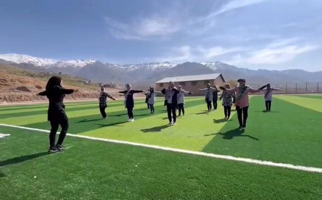 برگزاری ورزش صبحگاهی توسط هیئت ورزشهای همگانی شهرستان تویسرکان در ایستگاه چمن مصنوعی شهر سرکان