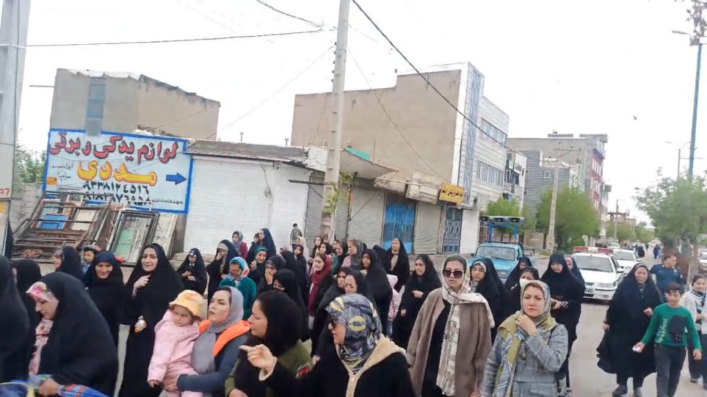 برگزاری همایش پیاده روی خانوادگی در شهرستان رزن توسط هیئت ورزشهای همگانی رزن